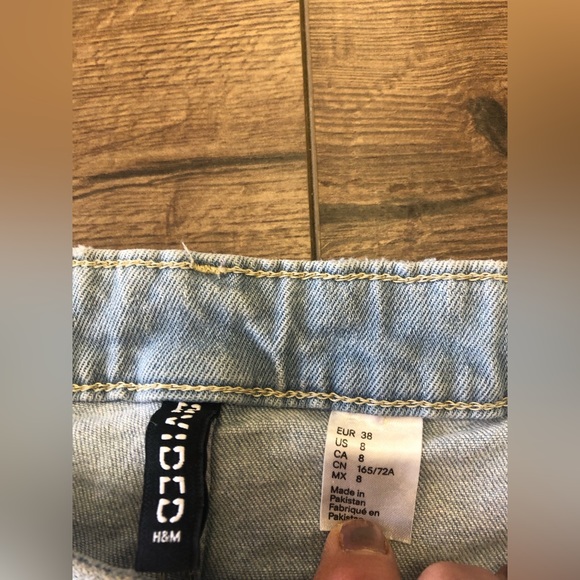 DIVIDED H&M BUTTON UP CROPPED ROW HEM HIGH RISE JEANS IN SIZE 8 - Picture 5 of 8